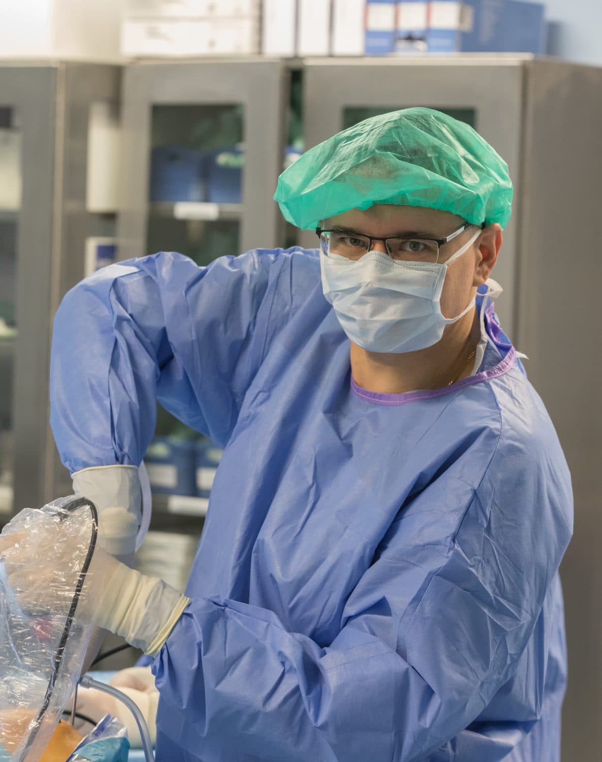 Dr Poboży na sali operacyjnej